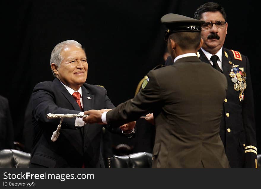 El Presidente Salvador SÃ¡nchez CerÃ©n participÃ³ esta maÃ±ana en la graduaciÃ³n de la promociÃ³n nÃºmero 88 de la Escuela Militar &quot;CapitÃ¡n General Gerardo Barrios&quot;. Un total de 65 cadetes, 59 hombres y 6 seÃ±oritas, fueron los graduados a quienes el Presidente entregÃ³ sables y espadas. El Presidente Salvador SÃ¡nchez CerÃ©n participÃ³ esta maÃ±ana en la graduaciÃ³n de la promociÃ³n nÃºmero 88 de la Escuela Militar &quot;CapitÃ¡n General Gerardo Barrios&quot;. Un total de 65 cadetes, 59 hombres y 6 seÃ±oritas, fueron los graduados a quienes el Presidente entregÃ³ sables y espadas.