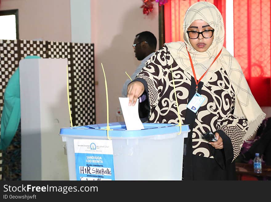 A delegate votes during the electoral process to choose members of the Lower House of the Federal parliament in Jowhar, Somalia on November 28, 2016. AMISOM Photo. A delegate votes during the electoral process to choose members of the Lower House of the Federal parliament in Jowhar, Somalia on November 28, 2016. AMISOM Photo