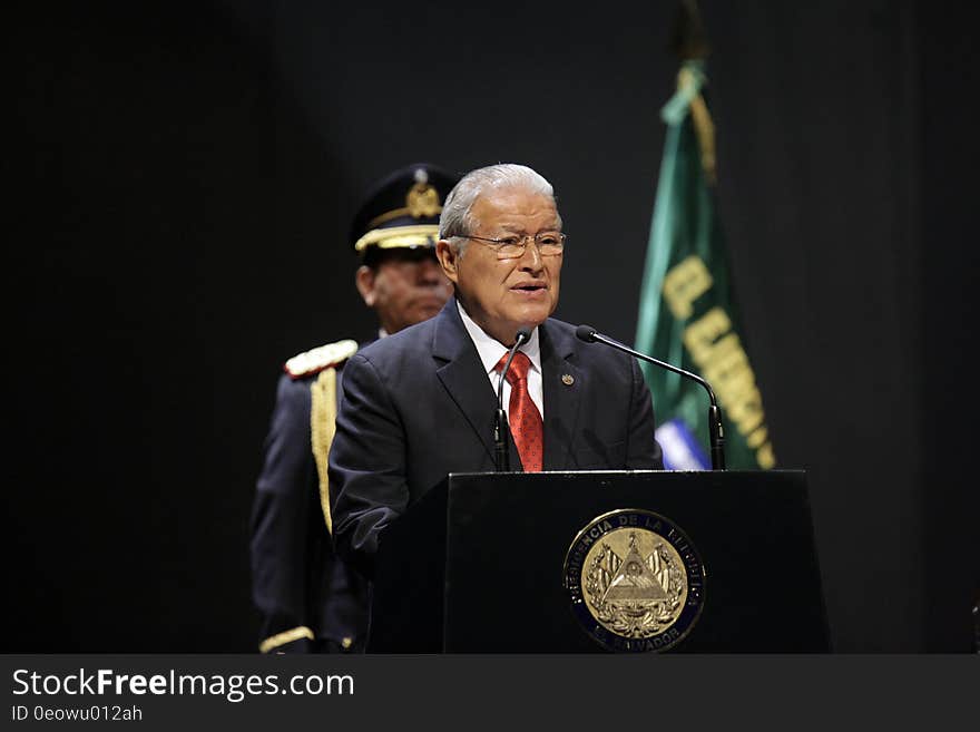 El Presidente Salvador SÃ¡nchez CerÃ©n participÃ³ esta maÃ±ana en la graduaciÃ³n de la promociÃ³n nÃºmero 88 de la Escuela Militar &quot;CapitÃ¡n General Gerardo Barrios&quot;. Un total de 65 cadetes, 59 hombres y 6 seÃ±oritas, fueron los graduados a quienes el Presidente entregÃ³ sables y espad. El Presidente Salvador SÃ¡nchez CerÃ©n participÃ³ esta maÃ±ana en la graduaciÃ³n de la promociÃ³n nÃºmero 88 de la Escuela Militar &quot;CapitÃ¡n General Gerardo Barrios&quot;. Un total de 65 cadetes, 59 hombres y 6 seÃ±oritas, fueron los graduados a quienes el Presidente entregÃ³ sables y espad