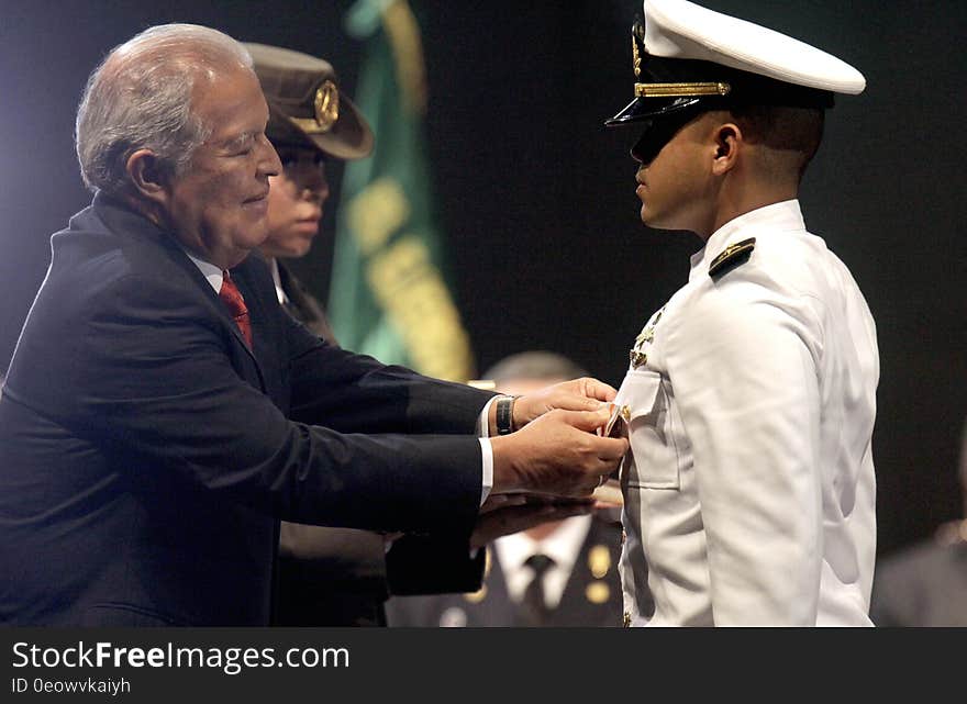 El Presidente Salvador SÃ¡nchez CerÃ©n participÃ³ esta maÃ±ana en la graduaciÃ³n de la promociÃ³n nÃºmero 88 de la Escuela Militar &quot;CapitÃ¡n General Gerardo Barrios&quot;. Un total de 65 cadetes, 59 hombres y 6 seÃ±oritas, fueron los graduados a quienes el Presidente entregÃ³ sables y espad. El Presidente Salvador SÃ¡nchez CerÃ©n participÃ³ esta maÃ±ana en la graduaciÃ³n de la promociÃ³n nÃºmero 88 de la Escuela Militar &quot;CapitÃ¡n General Gerardo Barrios&quot;. Un total de 65 cadetes, 59 hombres y 6 seÃ±oritas, fueron los graduados a quienes el Presidente entregÃ³ sables y espad