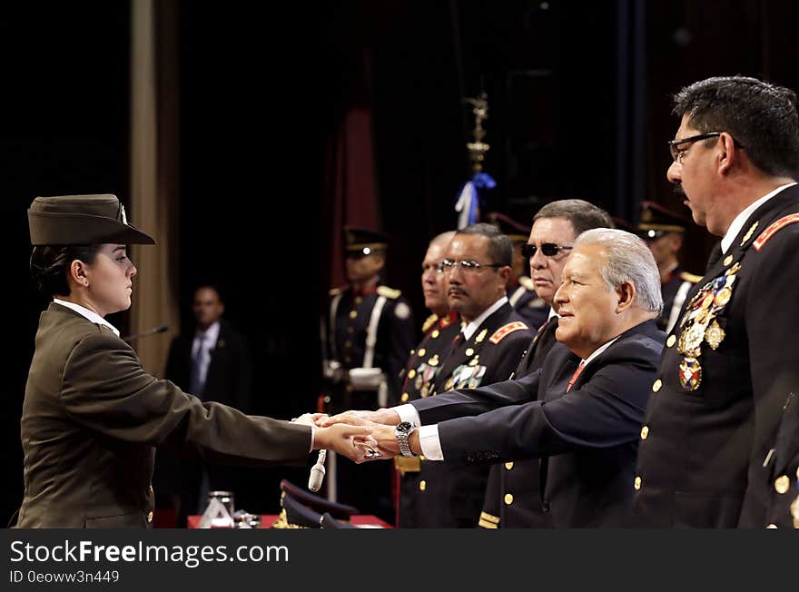 El Presidente Salvador SÃ¡nchez CerÃ©n participÃ³ esta maÃ±ana en la graduaciÃ³n de la promociÃ³n nÃºmero 88 de la Escuela Militar &quot;CapitÃ¡n General Gerardo Barrios&quot;. Un total de 65 cadetes, 59 hombres y 6 seÃ±oritas, fueron los graduados a quienes el Presidente entregÃ³ sables y espadas. El Presidente Salvador SÃ¡nchez CerÃ©n participÃ³ esta maÃ±ana en la graduaciÃ³n de la promociÃ³n nÃºmero 88 de la Escuela Militar &quot;CapitÃ¡n General Gerardo Barrios&quot;. Un total de 65 cadetes, 59 hombres y 6 seÃ±oritas, fueron los graduados a quienes el Presidente entregÃ³ sables y espadas.