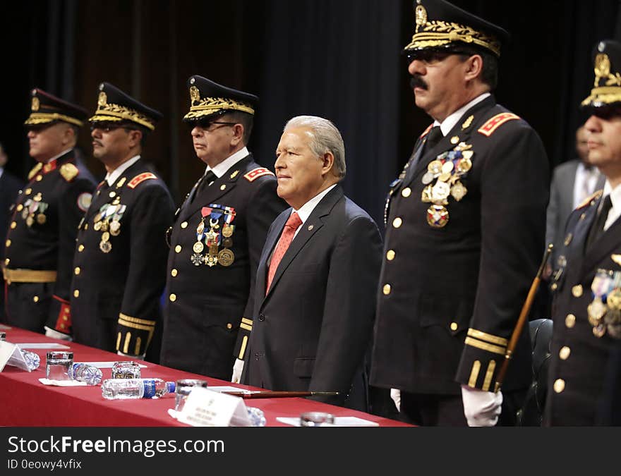 El Presidente Salvador SÃ¡nchez CerÃ©n participÃ³ esta maÃ±ana en la graduaciÃ³n de la promociÃ³n nÃºmero 88 de la Escuela Militar &quot;CapitÃ¡n General Gerardo Barrios&quot;. Un total de 65 cadetes, 59 hombres y 6 seÃ±oritas, fueron los graduados a quienes el Presidente entregÃ³ sables y espadas. El Presidente Salvador SÃ¡nchez CerÃ©n participÃ³ esta maÃ±ana en la graduaciÃ³n de la promociÃ³n nÃºmero 88 de la Escuela Militar &quot;CapitÃ¡n General Gerardo Barrios&quot;. Un total de 65 cadetes, 59 hombres y 6 seÃ±oritas, fueron los graduados a quienes el Presidente entregÃ³ sables y espadas.