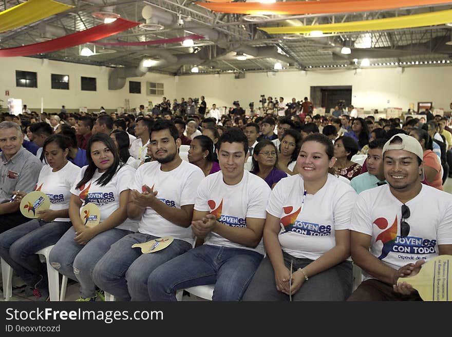 El presidente Salvador Sánchez Cerén participó esta mañana en la entrega de capital semilla a inicitivas de emprendimiento juvenil através de los programas &#x22;Seamos Productivos&#x22; en el marco del program,a de Empleo y empleabilidad &#x22;JóvenES con todo&#x22;. En el evento acompañaron al presidente el minsitro de Educación Carlos Canjura, el director y representante de la Organización de Estados Iberoamericanos, OEI, Roberto Cuellar, y la directora de Injuve Yeymi Muñoz. El presidente Salvador Sánchez Cerén participó esta mañana en la entrega de capital semilla a inicitivas de emprendimiento juvenil através de los programas &#x22;Seamos Productivos&#x22; en el marco del program,a de Empleo y empleabilidad &#x22;JóvenES con todo&#x22;. En el evento acompañaron al presidente el minsitro de Educación Carlos Canjura, el director y representante de la Organización de Estados Iberoamericanos, OEI, Roberto Cuellar, y la directora de Injuve Yeymi Muñoz.