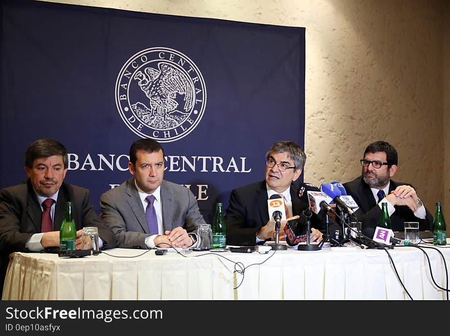 Conferencia de prensa luego de la presentación de Mario Marcel, Presidente del Banco Central de Chile, ante empresarios, ejecutivos y analistas invitados por Icare. Santiago, 20 de diciembre de 2016. Conferencia de prensa luego de la presentación de Mario Marcel, Presidente del Banco Central de Chile, ante empresarios, ejecutivos y analistas invitados por Icare. Santiago, 20 de diciembre de 2016.