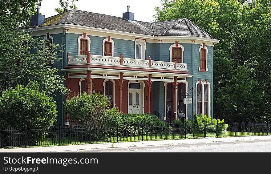 Landscape Photography of Gray and Brown 2 Storey House