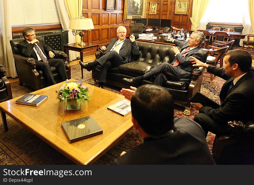 El Presidente del Banco Central de Chile, Mario Marcel, recibió hoy en una visita de saludo protocolar al Presidente de la Asociación de Bancos e Instituciones Financieras &#x28;ABIF&#x29;, Segismundo Schulin-Zeuthen, quien estuvo acompañado por el primer Vicepresidente de la entidad gremial, Luis Enrique Yarur, y el gerente general, Ricardo Matte. Marcel estuvo acompañado por el Gerente de la División de Política Financiera, Claudio Raddatz. El Presidente del Banco Central de Chile, Mario Marcel, recibió hoy en una visita de saludo protocolar al Presidente de la Asociación de Bancos e Instituciones Financieras &#x28;ABIF&#x29;, Segismundo Schulin-Zeuthen, quien estuvo acompañado por el primer Vicepresidente de la entidad gremial, Luis Enrique Yarur, y el gerente general, Ricardo Matte. Marcel estuvo acompañado por el Gerente de la División de Política Financiera, Claudio Raddatz.