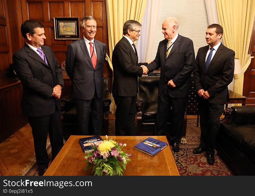 El Presidente del Banco Central de Chile, Mario Marcel, recibió hoy en una visita de saludo protocolar al Presidente de la Asociación de Bancos e Instituciones Financieras &#x28;ABIF&#x29;, Segismundo Schulin-Zeuthen, quien estuvo acompañado por el primer Vicepresidente de la entidad gremial, Luis Enrique Yarur, y el gerente general, Ricardo Matte. Marcel estuvo acompañado por el Gerente de la División de Política Financiera, Claudio Raddatz. El Presidente del Banco Central de Chile, Mario Marcel, recibió hoy en una visita de saludo protocolar al Presidente de la Asociación de Bancos e Instituciones Financieras &#x28;ABIF&#x29;, Segismundo Schulin-Zeuthen, quien estuvo acompañado por el primer Vicepresidente de la entidad gremial, Luis Enrique Yarur, y el gerente general, Ricardo Matte. Marcel estuvo acompañado por el Gerente de la División de Política Financiera, Claudio Raddatz.