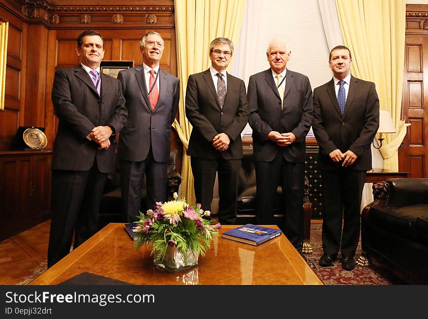 El Presidente del Banco Central de Chile, Mario Marcel, recibió hoy en una visita de saludo protocolar al Presidente de la Asociación de Bancos e Instituciones Financieras &#x28;ABIF&#x29;, Segismundo Schulin-Zeuthen, quien estuvo acompañado por el primer Vicepresidente de la entidad gremial, Luis Enrique Yarur, y el gerente general, Ricardo Matte. Marcel estuvo acompañado por el Gerente de la División de Política Financiera, Claudio Raddatz. El Presidente del Banco Central de Chile, Mario Marcel, recibió hoy en una visita de saludo protocolar al Presidente de la Asociación de Bancos e Instituciones Financieras &#x28;ABIF&#x29;, Segismundo Schulin-Zeuthen, quien estuvo acompañado por el primer Vicepresidente de la entidad gremial, Luis Enrique Yarur, y el gerente general, Ricardo Matte. Marcel estuvo acompañado por el Gerente de la División de Política Financiera, Claudio Raddatz.