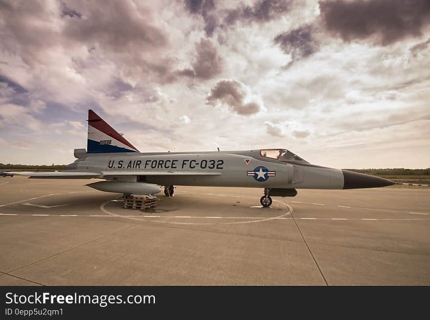 US Air Force FC-032 fighter jet on runway.