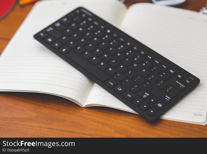 Black desktop wireless keyboard on the note