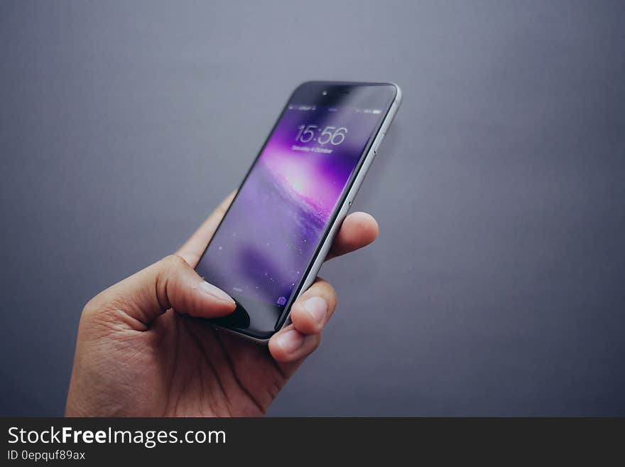 Close up of hand holding Apple iPhone 6.