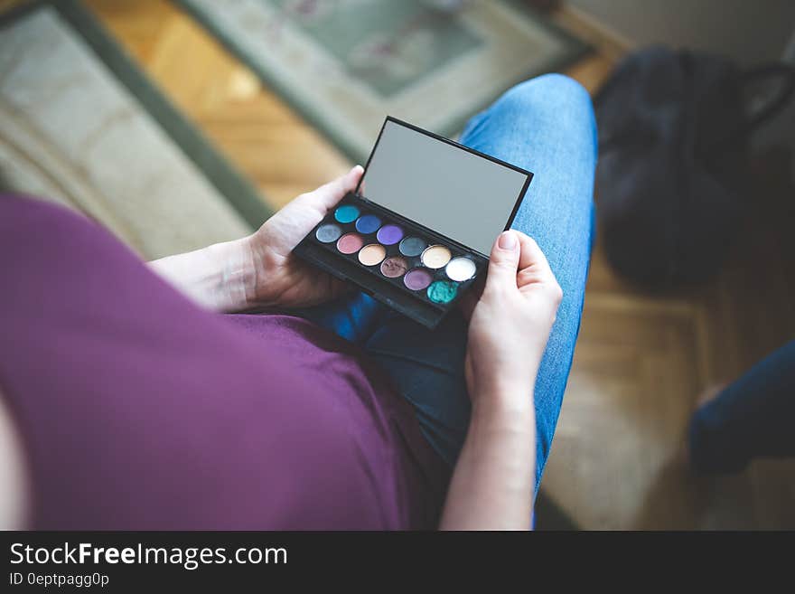 Woman holding the box with eyeshadows