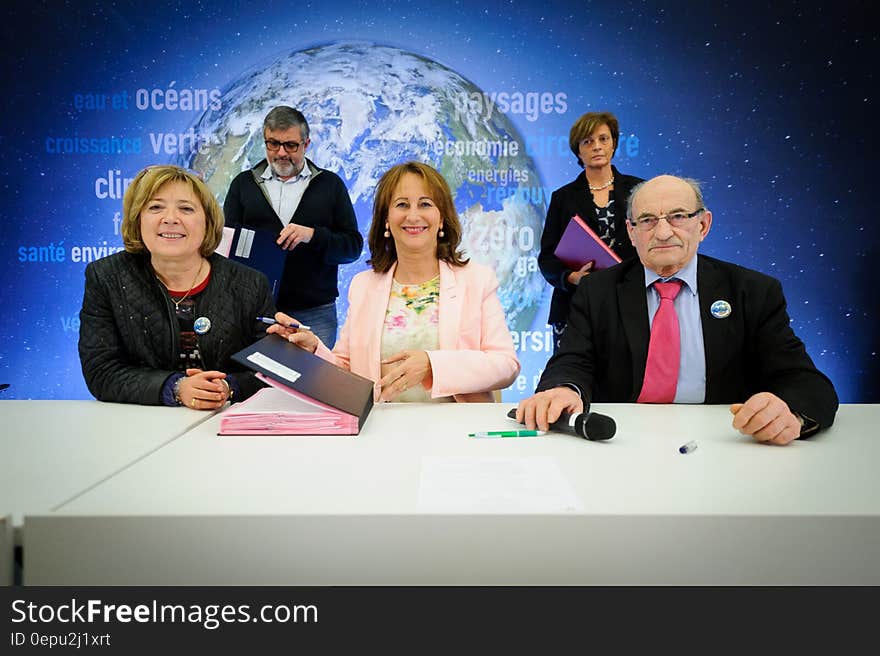 CÃ©rÃ©monie de signatures de contrats Territoires Ã  Energie Positive pour la Croissance et Territoires ZÃ©ro DÃ©chet ZÃ©ro Gaspillage &#x28;HÃ´tel de Roquelaure - Paris&#x29;