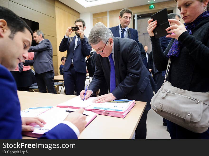 CÃ©rÃ©monie de signatures de contrats Territoires Ã  Energie Positive pour la Croissance et Territoires ZÃ©ro DÃ©chet ZÃ©ro Gaspillage &#x28;HÃ´tel de Roquelaure - Paris&#x29;