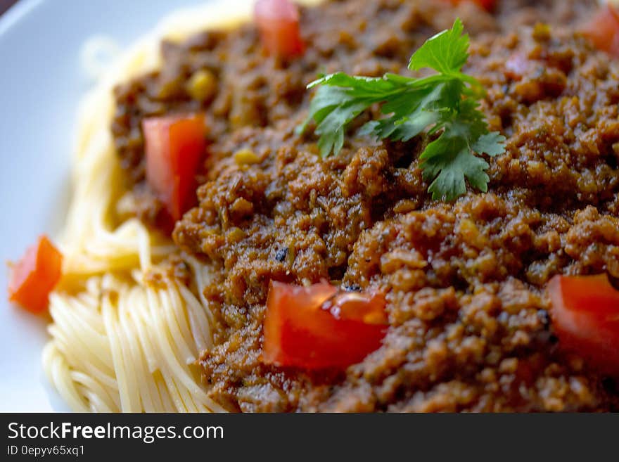 Cooked Pasta With Sliced tomatoes and Green Leafy