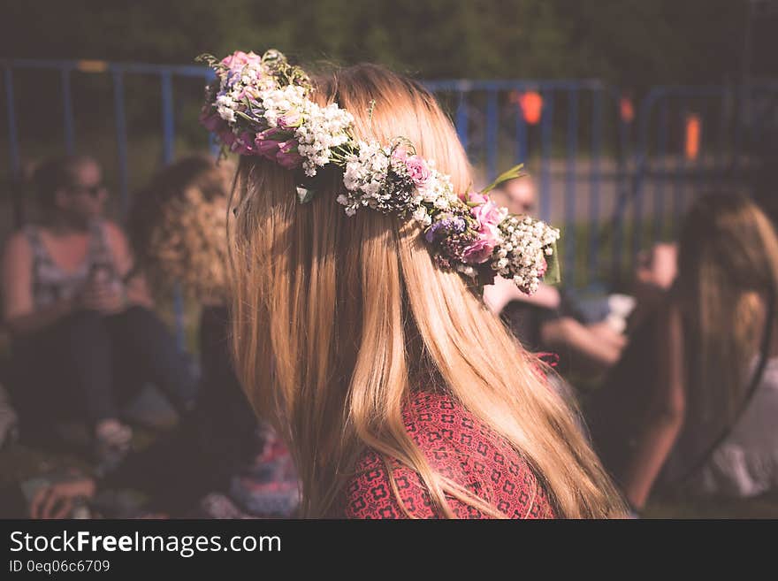 Women&#x27;s Green and White Floral Headband during Nighttime