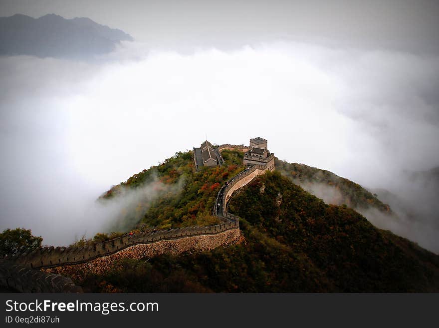 A view of the Great Wall of China in cloudy weather.