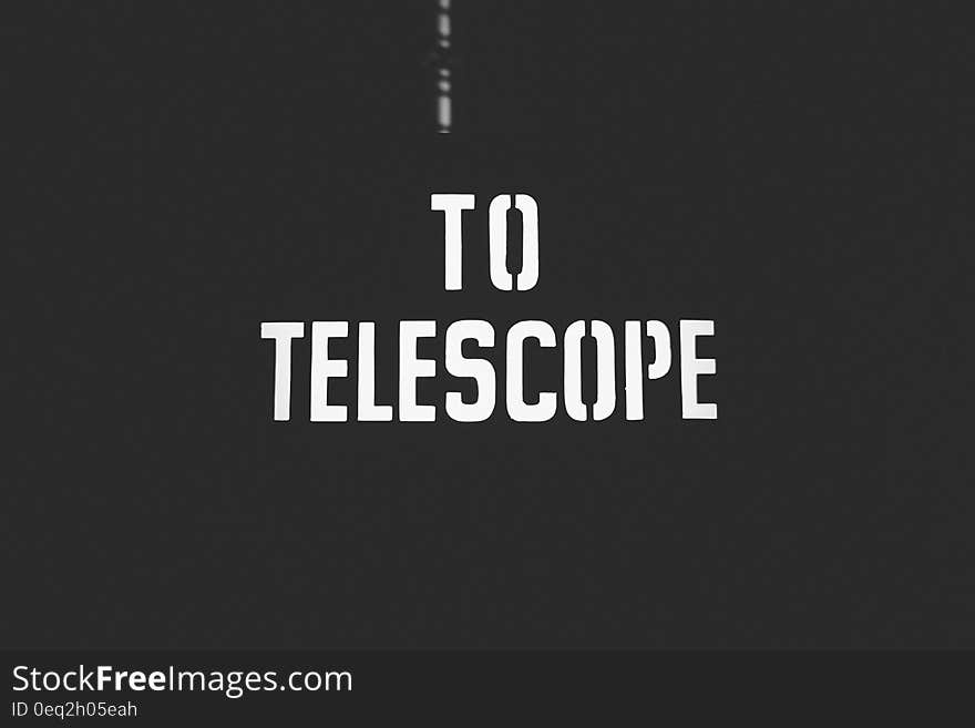 To telescope text in capital letters on a black background.