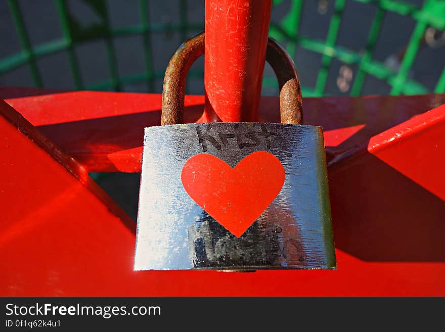 PUBLIC DOMAIN DEDICATION - Pixabay - digionbew 12. 11-07-16 Love padlock LOW RES DSC05433