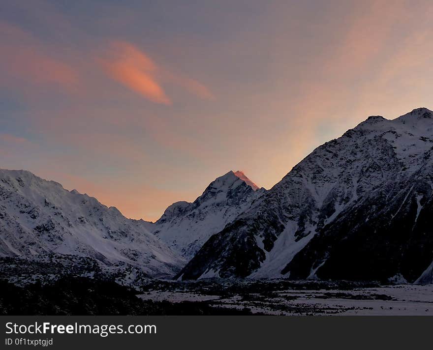 National Parks - Aoraki Mount Cook Home of the highest mountains and the longest glaciers. The Mt Cook National Park &#x28;also known as Aoraki National Park&#x29; is alpine in the purest sense - with skyscraping peaks, glaciers and permanent snow fields; all set under a star-studded sky. Mt Cook, the tallest mountain in New Zealand, helped Sir Edmund Hillary to develop his climbing skills in preparation for the conquest of Everest. National Parks - Aoraki Mount Cook Home of the highest mountains and the longest glaciers. The Mt Cook National Park &#x28;also known as Aoraki National Park&#x29; is alpine in the purest sense - with skyscraping peaks, glaciers and permanent snow fields; all set under a star-studded sky. Mt Cook, the tallest mountain in New Zealand, helped Sir Edmund Hillary to develop his climbing skills in preparation for the conquest of Everest.