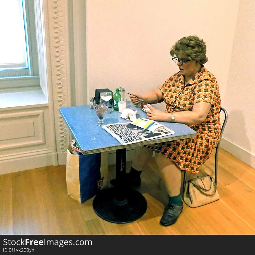 &#x22;Woman Eating&#x22; by Duane Hanson. &#x22;Woman Eating&#x22; by Duane Hanson.