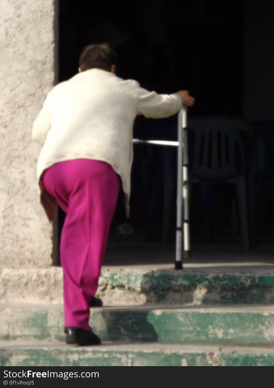 Mujer con andadera subiendo escaleras