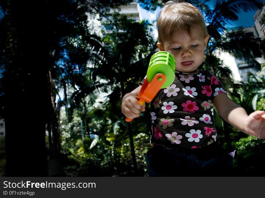 Cora, 1 ano e quase 4 meses, curtindo o parque perto de casa. Cora, 1 ano e quase 4 meses, curtindo o parque perto de casa