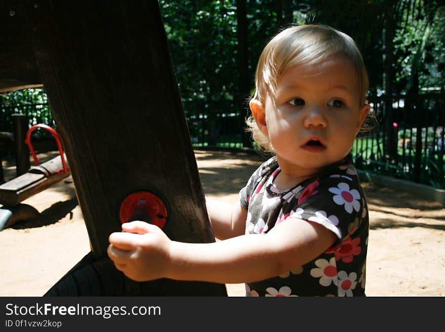 Cora, 1 ano e quase 4 meses, curtindo o parque perto de casa. Cora, 1 ano e quase 4 meses, curtindo o parque perto de casa