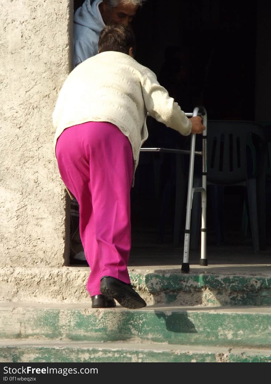 Mujer con andadera subiendo escaleras