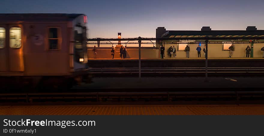 Looks like a Hopper painting. Looks like a Hopper painting...