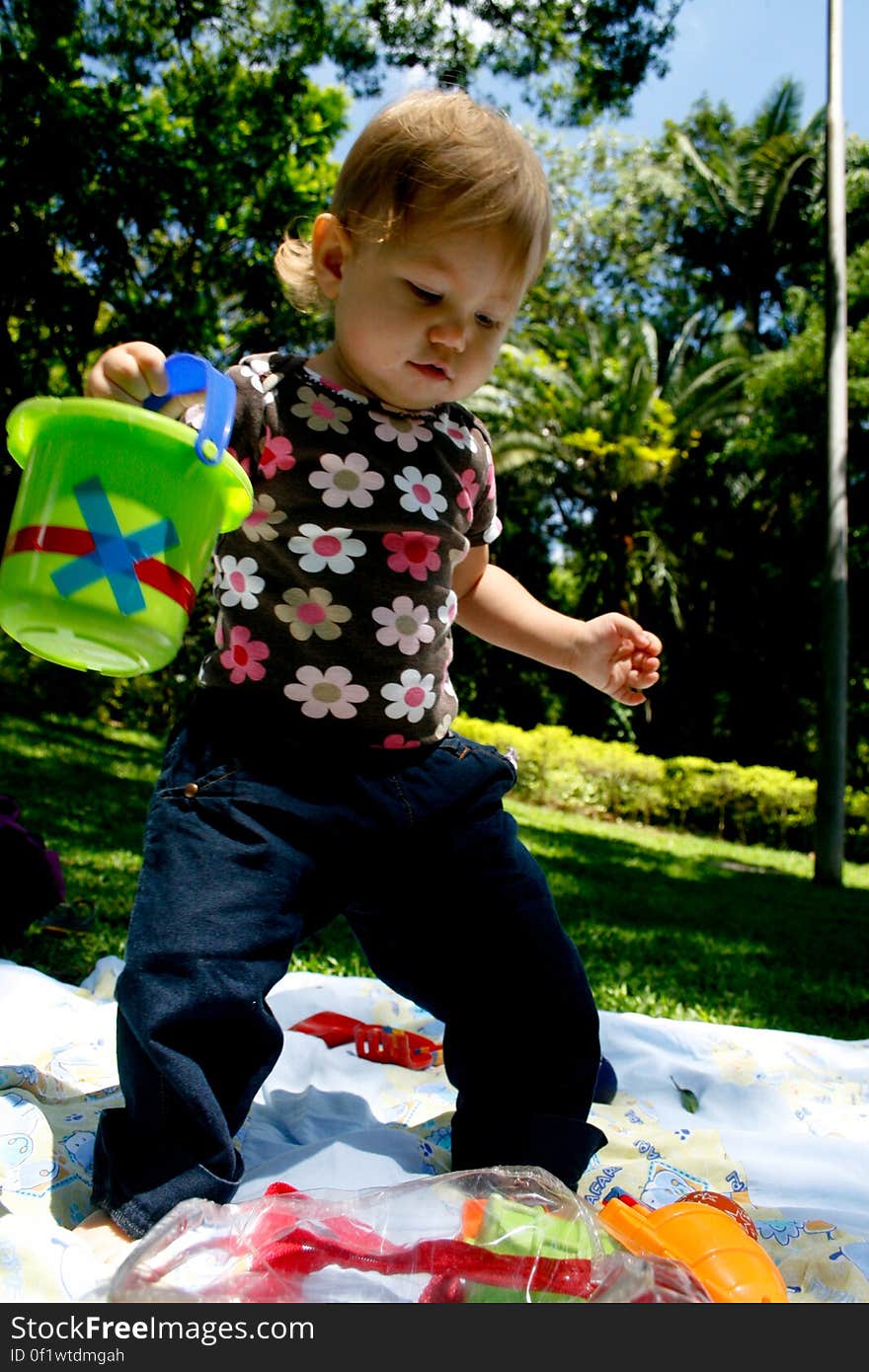 Cora, 1 ano e quase 4 meses, curtindo o parque perto de casa. Cora, 1 ano e quase 4 meses, curtindo o parque perto de casa