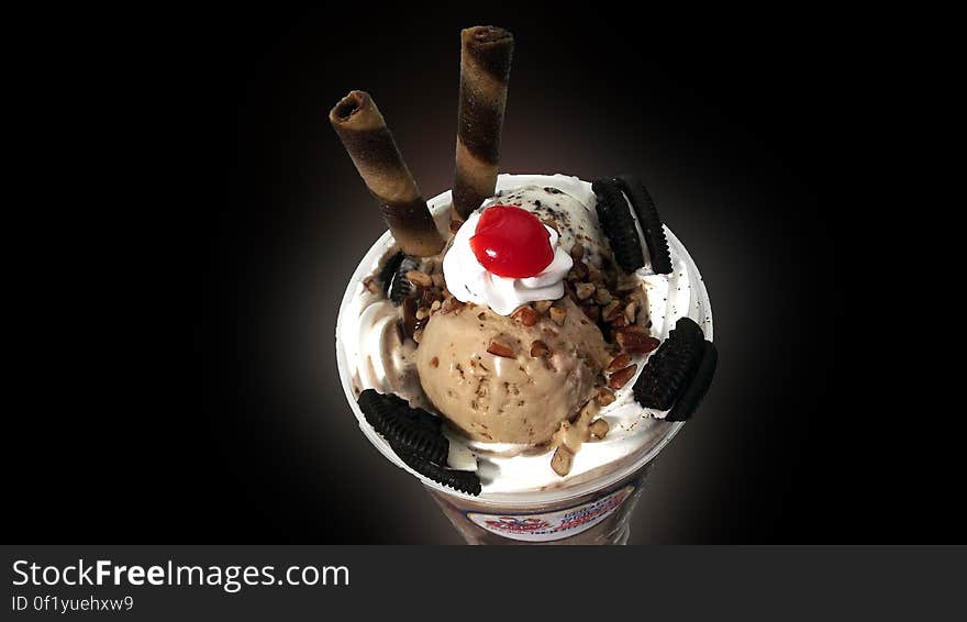 Cookies and Cream Ice Cream With 2 Wafer Sticks