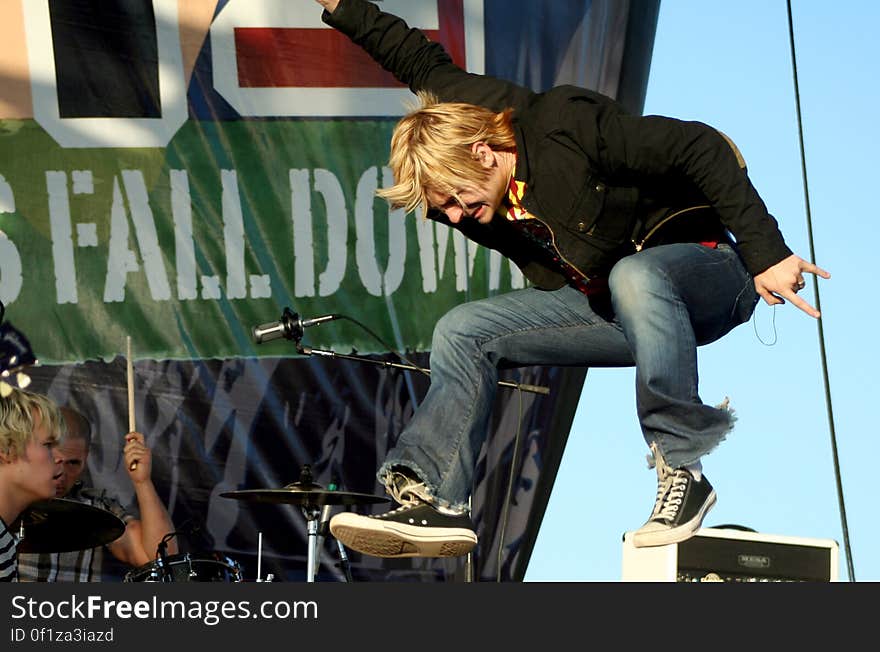 Trousers, Microphone, Leg, Sky, Leisure, Music