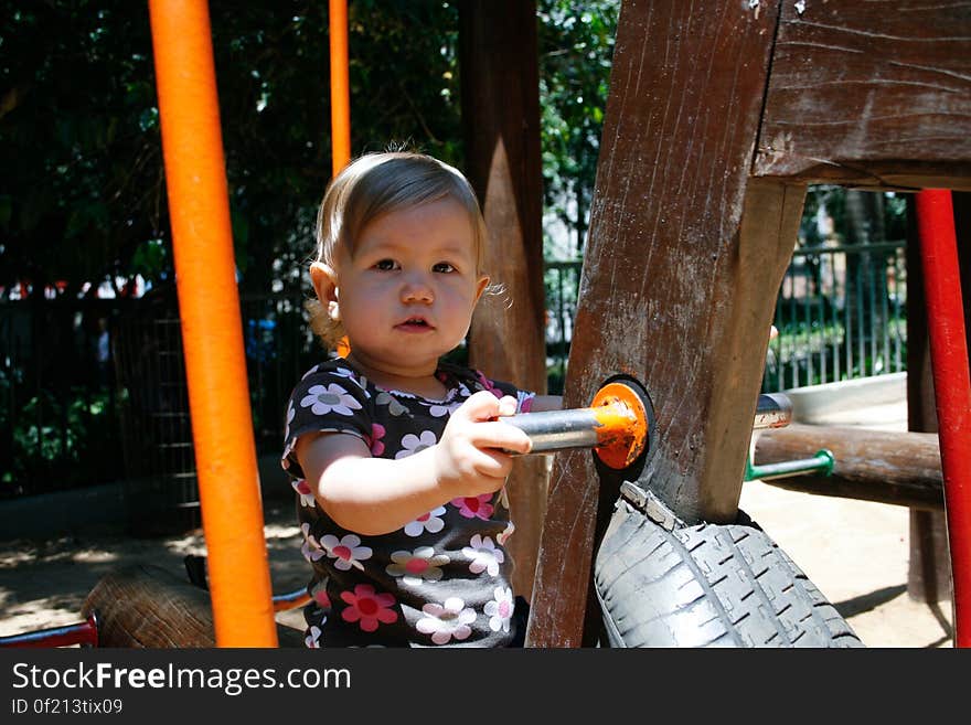 Cora, 1 ano e quase 4 meses, curtindo o parque perto de casa. Cora, 1 ano e quase 4 meses, curtindo o parque perto de casa