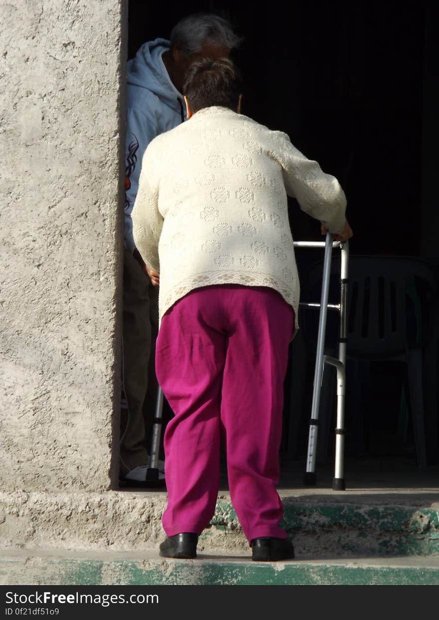 Mujer con andadera subiendo escaleras