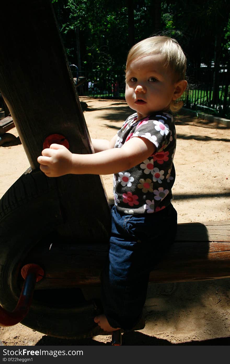 Cora, 1 ano e quase 4 meses, curtindo o parque perto de casa. Cora, 1 ano e quase 4 meses, curtindo o parque perto de casa