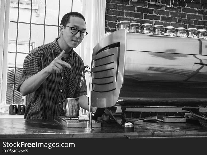 sean at revolver coffee -vancouver-gastown-xe2-zeiss35-2-20150612-DSCF6517-Edit