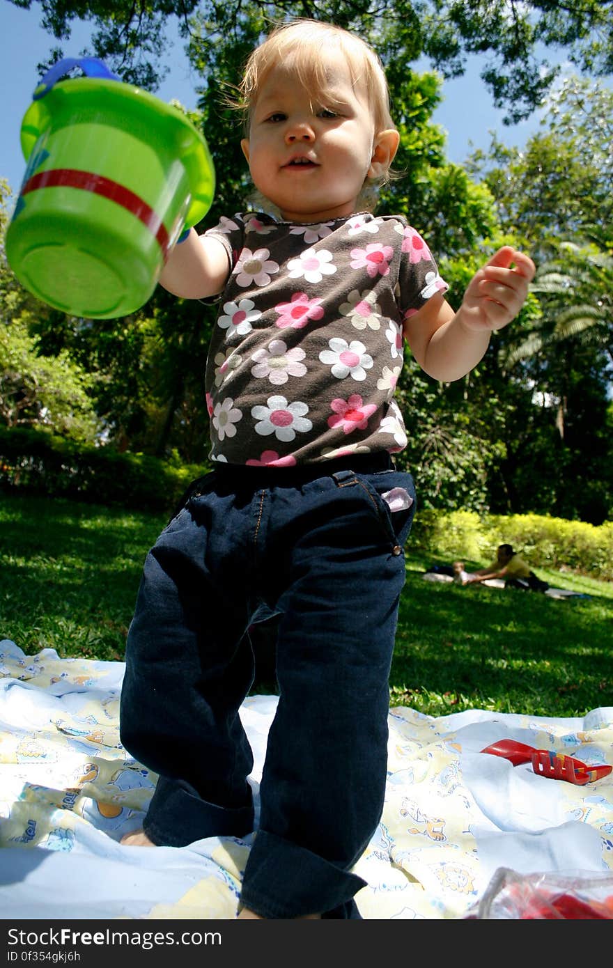 Cora, 1 ano e quase 4 meses, curtindo o parque perto de casa. Cora, 1 ano e quase 4 meses, curtindo o parque perto de casa