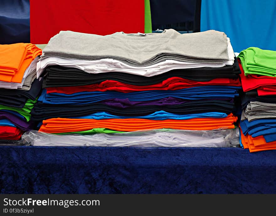 PUBLIC DOMAIN DEDICATION - Pixabay digionbew 12. 15-07-16 Pile of folded T-shirts LOW TES DSC06294