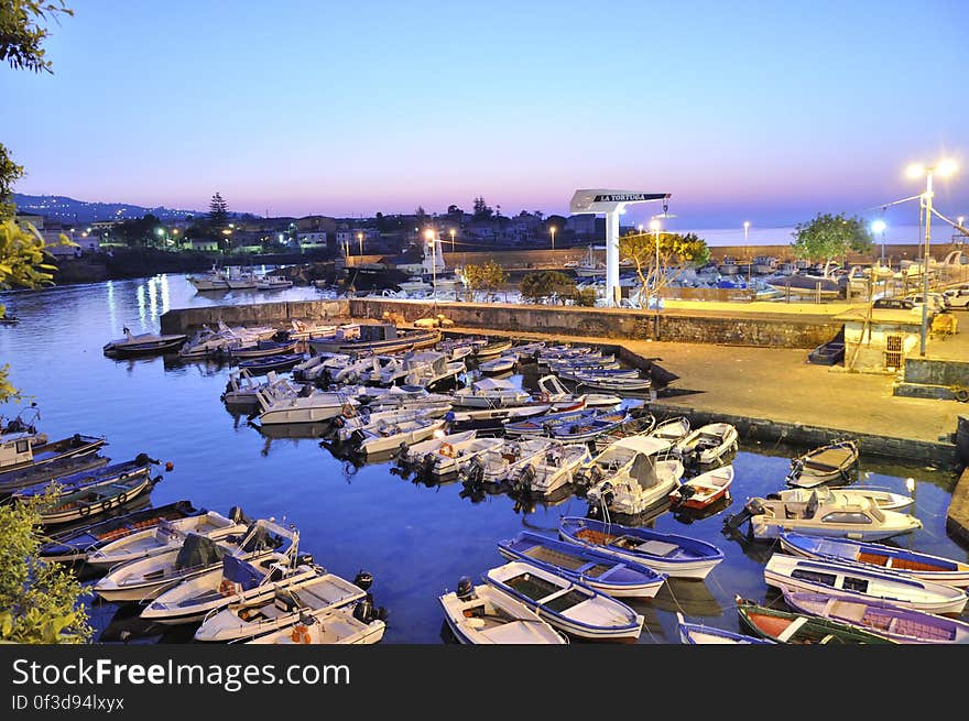 Porto Ulisse Ognina Catania Sicily Il porto Ulisse è il porticciolo di Ognina, borgata periferica della città di Catania, posto alle coordinate 37° 31&#x27;,53 Nord e 15° 07&#x27;,27 Est. Il porto Ulisse si trova sulla costa nord della città di Catania ricavato da un&#x27;insenatura nella scogliera rocciosa; era un approdo portuale di Catania sin dall&#x27;antichità. Nell&#x27;area ove sorge il porto attuale sfociava un fiume il Lognina od Ognina che venne seppellito da una colata lavica dell&#x27;Etna in epoca medioevale. Nel 1381 il borgo di Ognina venne interamente sepolto da una colata di lava e dell&#x27;approdo rimase solo una piccola insenatura, quella attuale. Nel porto era presente anche una fiorente attività cantieristica i cui mastri d&#x27;ascia erano conosciuti ed apprezzati. Da porto da pesca nel dopoguerra si è lentamente attrezzato come porto turistico ed oggi offre servizi ed assistenza specializzati. Il porto si trova circa 3 miglia a nord-est del Porto di Catania ed è protetto da un molo foraneo di oltre 150 m con faro rosso di segnalazione sulla testata, un molo interno più piccolo e vari pontili galleggianti. I fondali vanno da 1,5 a 12 metri di profondità e sono fangosi nella parte più interna e rocciosi verso l&#x27;esterno. Il porto è attrezzato con rifornimento di carburante ed acqua, cantieri navali e quattro gru di alaggio. Vi hanno sede diversi Club nautici. Porto Ulisse Ognina Catania Sicily Il porto Ulisse è il porticciolo di Ognina, borgata periferica della città di Catania, posto alle coordinate 37° 31&#x27;,53 Nord e 15° 07&#x27;,27 Est. Il porto Ulisse si trova sulla costa nord della città di Catania ricavato da un&#x27;insenatura nella scogliera rocciosa; era un approdo portuale di Catania sin dall&#x27;antichità. Nell&#x27;area ove sorge il porto attuale sfociava un fiume il Lognina od Ognina che venne seppellito da una colata lavica dell&#x27;Etna in epoca medioevale. Nel 1381 il borgo di Ognina venne interamente sepolto da una colata di lava e dell&#x27;approdo rimase solo una piccola insenatura, quella attuale. Nel porto era presente anche una fiorente attività cantieristica i cui mastri d&#x27;ascia erano conosciuti ed apprezzati. Da porto da pesca nel dopoguerra si è lentamente attrezzato come porto turistico ed oggi offre servizi ed assistenza specializzati. Il porto si trova circa 3 miglia a nord-est del Porto di Catania ed è protetto da un molo foraneo di oltre 150 m con faro rosso di segnalazione sulla testata, un molo interno più piccolo e vari pontili galleggianti. I fondali vanno da 1,5 a 12 metri di profondità e sono fangosi nella parte più interna e rocciosi verso l&#x27;esterno. Il porto è attrezzato con rifornimento di carburante ed acqua, cantieri navali e quattro gru di alaggio. Vi hanno sede diversi Club nautici.