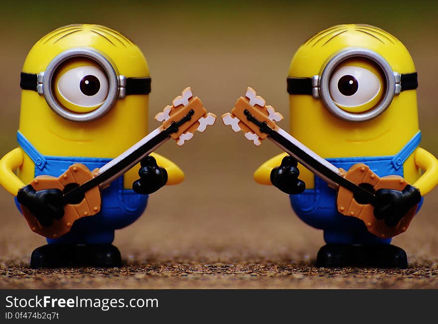 2 Minion Holding Guitar Toy