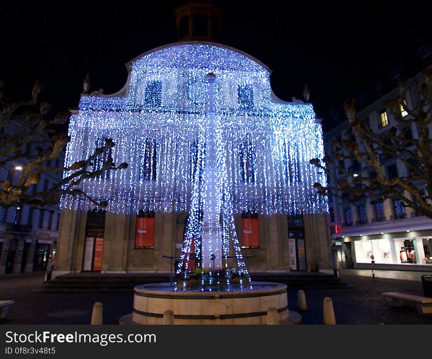 Suite au succès des précédentes éditions du projet des illuminations «Post Tenebras Lux», qui a vu le jour en 2008, le Département de l’environnement urbain et de la sécurité et le Service logistique et manifestations se mobilisent une nouvelle fois pour l’édition 2015. Suite au succès des précédentes éditions du projet des illuminations «Post Tenebras Lux», qui a vu le jour en 2008, le Département de l’environnement urbain et de la sécurité et le Service logistique et manifestations se mobilisent une nouvelle fois pour l’édition 2015.