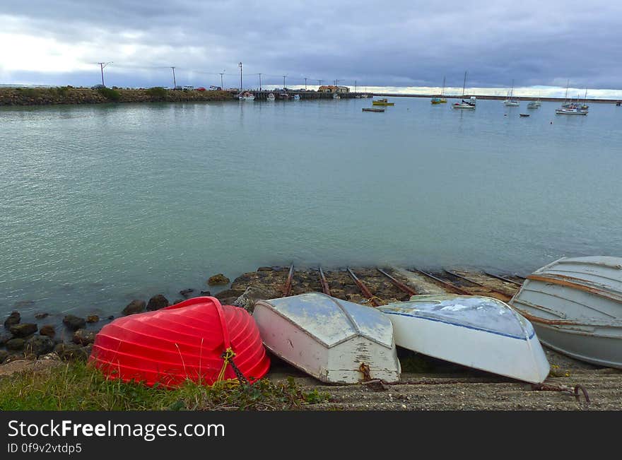 A dinghy &#x28;or dingey&#x29; is a type of small boat, often carried or towed for use as a ship&#x27;s boat by a larger vessel. It is a loanword from the Bengali ḍiṅgi, Urdu ḍīngī & Hindi ḍieṁg Utility dinghies are usually rowboats or have an outboard motor, but while some are rigged for sailing, they are not to be confused with sailing dinghies which are designed first and foremost for this purpose. A dinghy &#x28;or dingey&#x29; is a type of small boat, often carried or towed for use as a ship&#x27;s boat by a larger vessel. It is a loanword from the Bengali ḍiṅgi, Urdu ḍīngī & Hindi ḍieṁg Utility dinghies are usually rowboats or have an outboard motor, but while some are rigged for sailing, they are not to be confused with sailing dinghies which are designed first and foremost for this purpose.