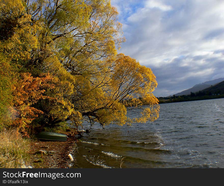 Lake Hayes is a small lake in the Wakatipu Basin in Central Otago, in New Zealand&#x27;s South Island. It is located close to the towns of Arrowtown and Queenstown. Lake Hayes is a small lake in the Wakatipu Basin in Central Otago, in New Zealand&#x27;s South Island. It is located close to the towns of Arrowtown and Queenstown.