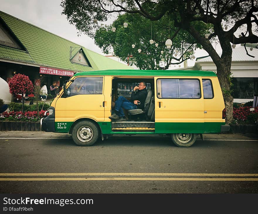 The Nanny van &#x28;Chinese: 褓姆車&#x29; ，又稱之九人座，在假日期間充當臨時搭載遊客的交通工具，行走於台東各個景點。 池上花海 池上鄉, 台東縣. Processed with VSCO with nc preset. The Nanny van &#x28;Chinese: 褓姆車&#x29; ，又稱之九人座，在假日期間充當臨時搭載遊客的交通工具，行走於台東各個景點。 池上花海 池上鄉, 台東縣. Processed with VSCO with nc preset