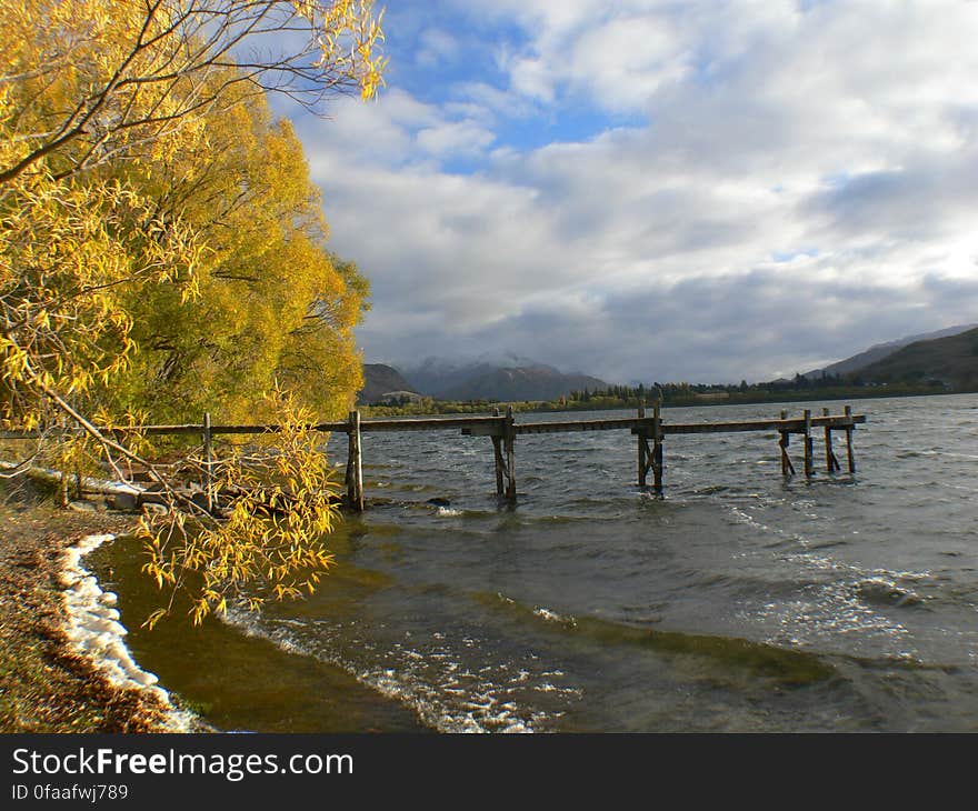 Lake Hayes is a small lake in the Wakatipu Basin in Central Otago, in New Zealand&#x27;s South Island. It is located close to the towns of Arrowtown and Queenstown. Lake Hayes is a small lake in the Wakatipu Basin in Central Otago, in New Zealand&#x27;s South Island. It is located close to the towns of Arrowtown and Queenstown.