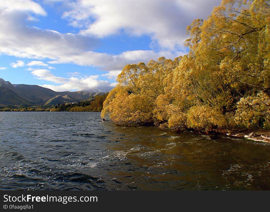 Lake Hayes is a small lake in the Wakatipu Basin in Central Otago, in New Zealand&#x27;s South Island. It is located close to the towns of Arrowtown and Queenstown. Lake Hayes is a small lake in the Wakatipu Basin in Central Otago, in New Zealand&#x27;s South Island. It is located close to the towns of Arrowtown and Queenstown.