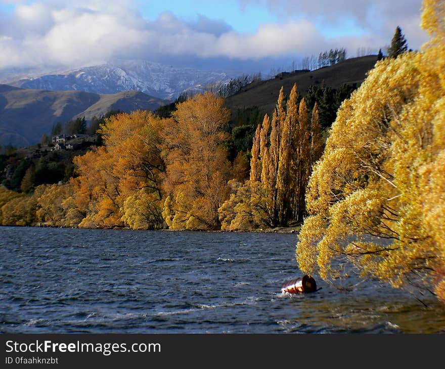 Lake Hayes is a small lake in the Wakatipu Basin in Central Otago, in New Zealand&#x27;s South Island. It is located close to the towns of Arrowtown and Queenstown. Lake Hayes is a small lake in the Wakatipu Basin in Central Otago, in New Zealand&#x27;s South Island. It is located close to the towns of Arrowtown and Queenstown.