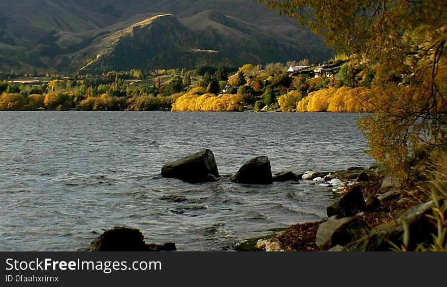 Lake Hayes is a small lake in the Wakatipu Basin in Central Otago, in New Zealand&#x27;s South Island. It is located close to the towns of Arrowtown and Queenstown. Lake Hayes is a small lake in the Wakatipu Basin in Central Otago, in New Zealand&#x27;s South Island. It is located close to the towns of Arrowtown and Queenstown.