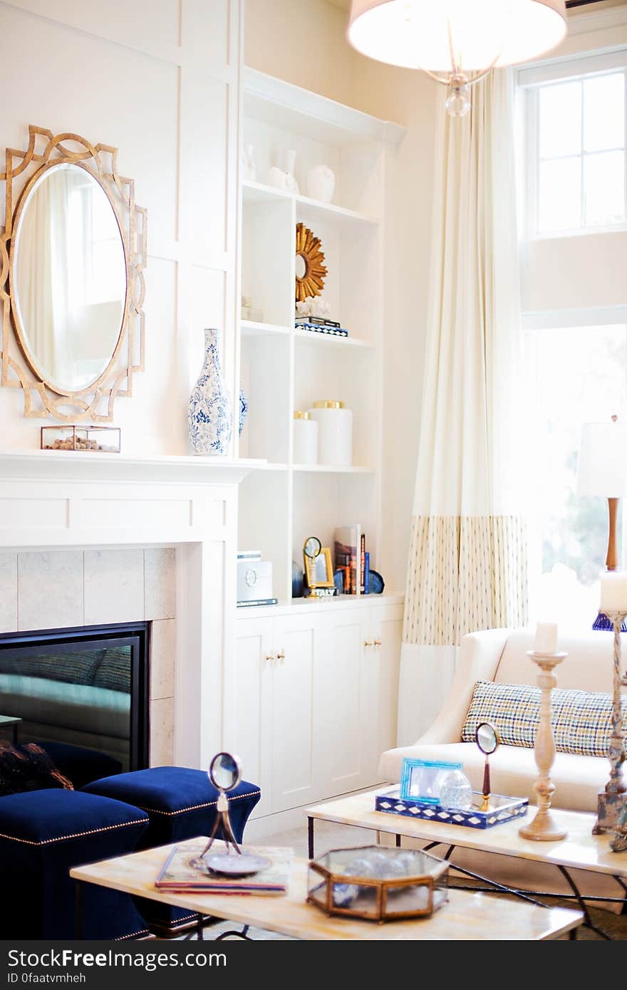 The interior of a living room in an contemporary home.